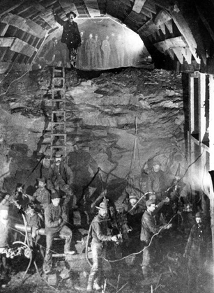 Строители Северной Тихоокеанской железной дороги позируют фотографу перед тем, как убрать временные подпорки в туннеле через гору Стампед Пасс. Фото 1888 года. Трансконтинентальная железная дорога соединила атлантическое побережье США с тихоокеанским.