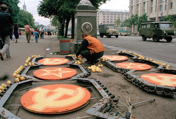 Демонтаж советских символов в Киеве в июле 1991 года накануне визита президента США Джорджа Буша