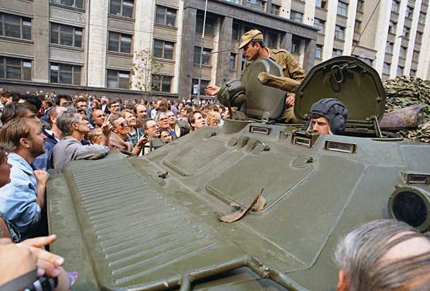 Защитники демократии, собравшиеся у Дома совета министров СССР (Госплан СССР), ведут переговоры с военными на БТР, введеными в Москву 19 августа 1991  года