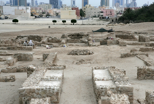Вид со стороны археологических раскопок в форте Бахрейн на новые высотные районы