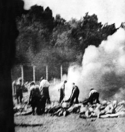 Сжигание трупов в концлагере Аушвиц; фотография тайно сделана членом зондеркоманды