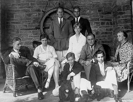 Рузвельт со своей семьей. Слева направо: Эллиотт Рузвельт, Элеонора Рузвельт, Кертис (стоит), Джон Рузвельт (сидит), Анна Рузвельт, Джеймс Рузвельт (стоит), Франклин Делано Рузвельт, Франклин Делано Рузвельт-младший, и Сара Делано Рузвельт, 1928 год
