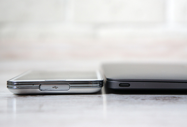 Galaxy S5 с аккумулятором повышенной емкости слева и MacBook справа