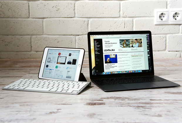 iPad с беспроводной клавиатурой слева и MacBook справа