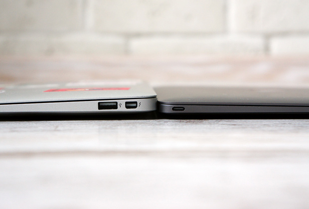 MacBook с 11-дюймовым экраном слева и MacBook с 12-дюймовым справа