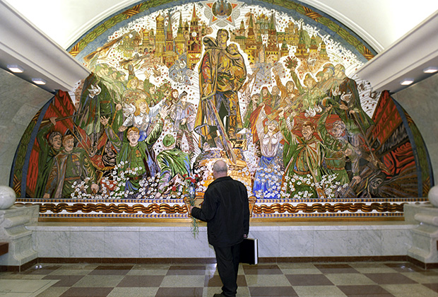 Панно, посвященное победе советского народа в Великой Отечественной войне 1941-1945 годов, на стене станции метро «Парк Победы»