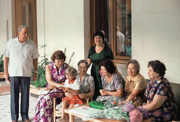 Леонид Брежнев, его жена Виктория Брежнева (четвертая справа) и его дочь Галина Брежнева (на первом плане) на даче в Крыму