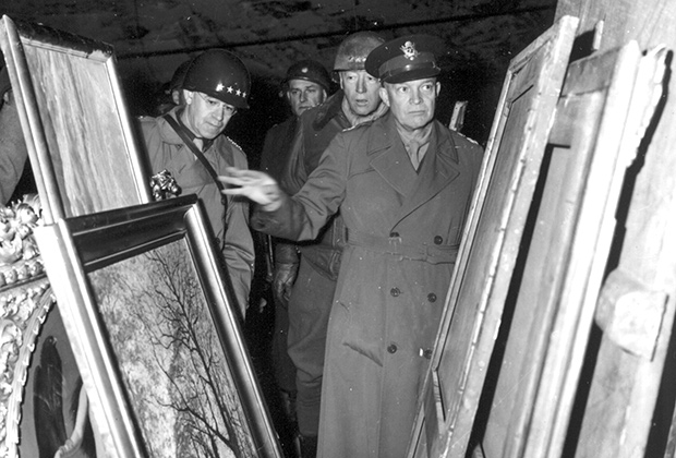 Генерал Эйзенхауэр инспектирует награбленные нацистами произведения искусства