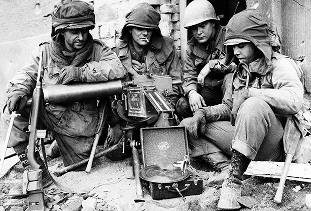 Американские солдаты слушают патефон (Кобленц, 23 марта 1945 года)