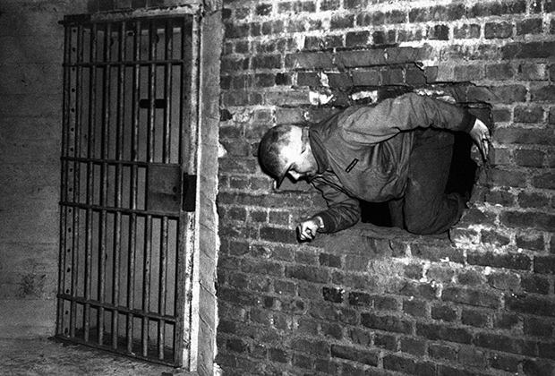 Солдаты Третьей армии США ищут золотой запас Германии в соляной шахте в окрестностях Мекерса (10 апреля 1945 года). В сейф пробираются через дыру в стене, чтобы не взорваться на минах-ловушках.