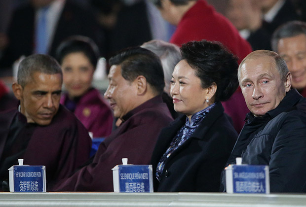 Президент РФ Владимир Путин, заместитель председателя КНР Си Цзиньпин с супругой Пэн Лиюань и президент США Барак Обама (справа налево) наблюдают за световым шоу над олимпийским стадионом Пекина, 2008 год