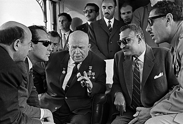 Президент ОАР Гамаль Абдель Насер (справа) беседует с первым секретарем ЦК КПСС Никитой Хрущевым (слева) во время его официального визита в ОАР