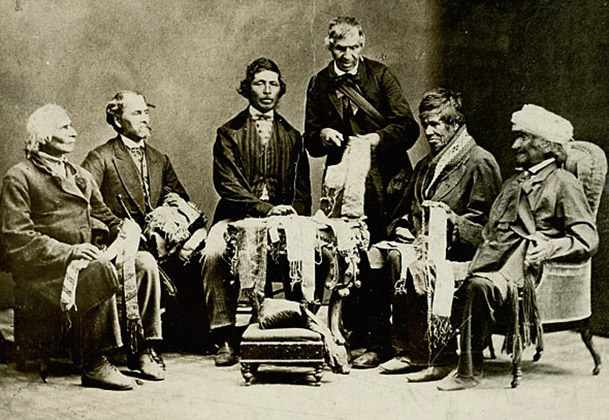 Вожди шести индейских племен демонстрируют свои вампум-пояса, Канада, 1871 год