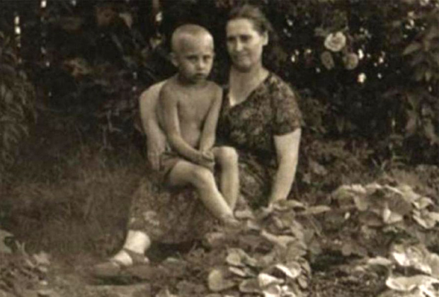 Владимир Путин в возрасте 6 лет со своей матерью. 1958 год