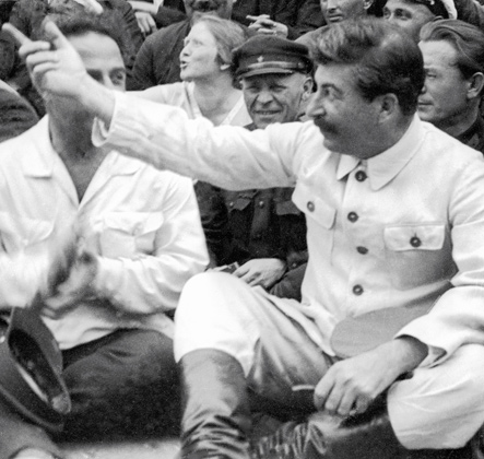 И. В. Сталин (справа) с группой делегатов I-го съезда колхозников-ударников, 1933 год