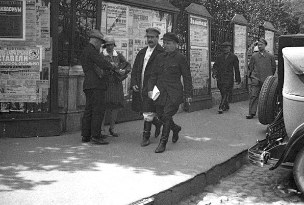 Иосиф Сталин (слева) и Сергей Киров (справа) направляются на заседание XVI съезда ВКП(б), 1930 год