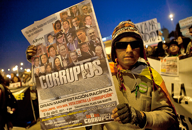 Участник акции протеста против решения Верховного Суда Перу о снижения срока приговора советнику президента Перу Владимиро Монтесинос за соучастие в убийстве оппозиционеров, 2012 год