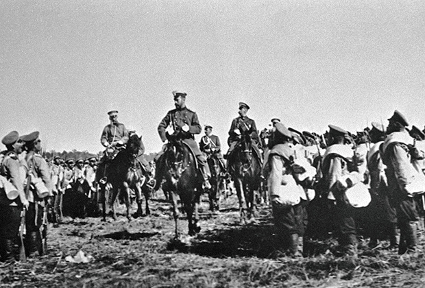 Император Николай II объезжает строй пехотных полков, отправляющихся в Маньчжурию