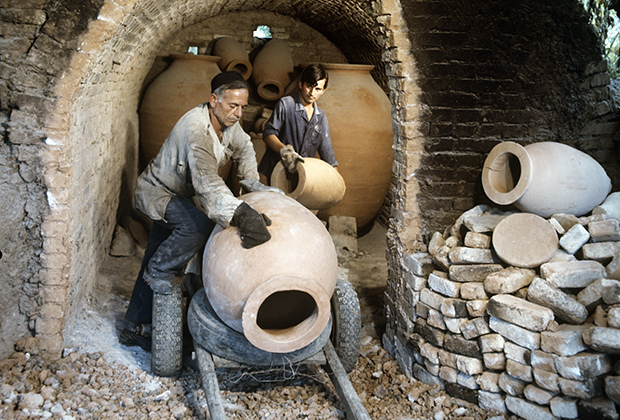 Грузинская ССР. Изготовление специальных глиняных кувшинов квеври, в которых грузины традиционно хранят вино