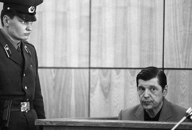Бывший первый заместитель министра внутренних дел СССР Юрий Чурбанов (справа) на скамье подсудимых, сентябрь 1988 года