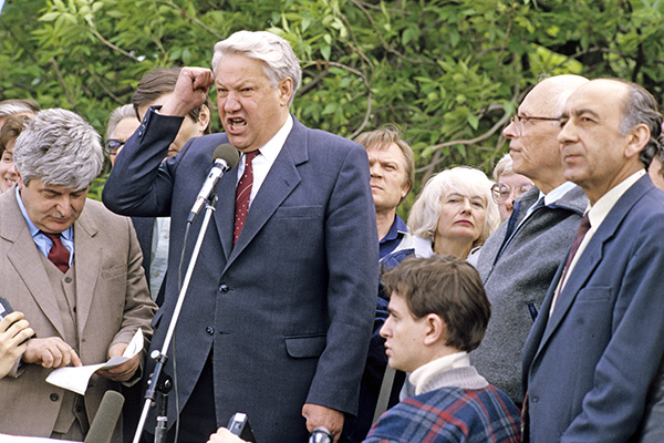  На трибуне народные депутаты СССР (слева направо): Гавриил Попов, Борис Ельцин, Илья Заславский, Андрей Сахаров, Тельман Гдлян