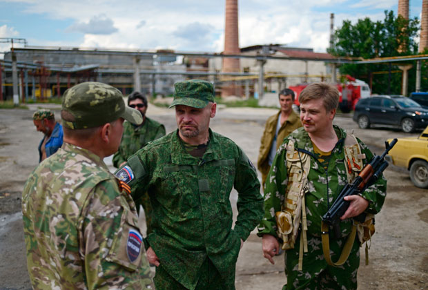 Алексей Мозговой (в центре) разговаривает с бойцами в расположении батальона в Лисичанске