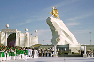 Воздвигай и властвуй Памятник туркменскому лидеру и другие прижизненные монументы в честь лидеров СНГ