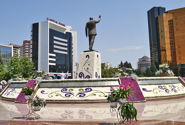Памятник Гейдару Алиеву в Баку