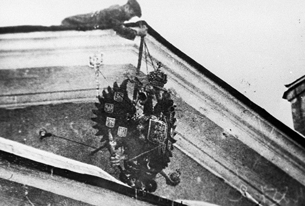 Революционер сбрасывает царский герб, февраль-март 1917 года