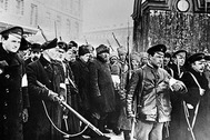 Народная милиция ведет в Таврический дворец переодетых городовых во время Февральской революции