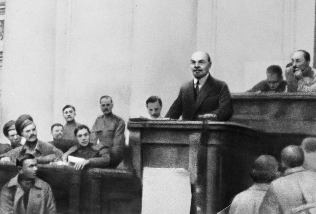 В.И.Ленин выступает с оглашением и разъяснениями своих Апрельских тезисов в Таврическом дворце, апрель 1917 года