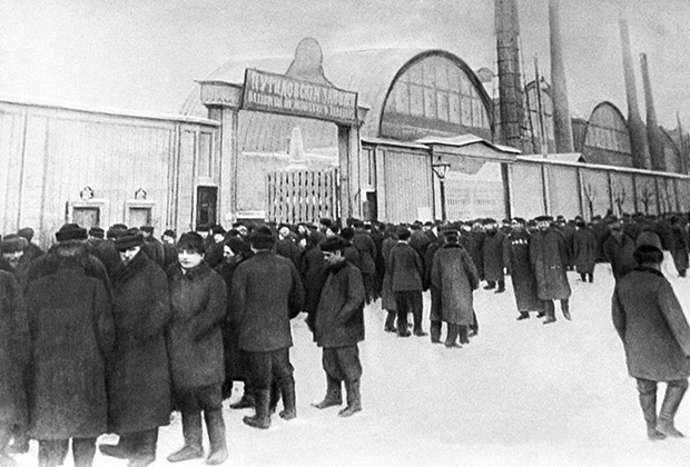 Бастующие рабочие у ворот Путиловского завода во время стачки, январь 1905 года