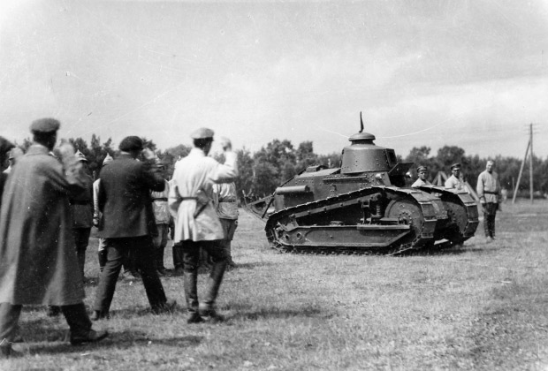 Рабочая делегация приветствует взятие красными французского танка "Рено" на Южном фронте,1919 год