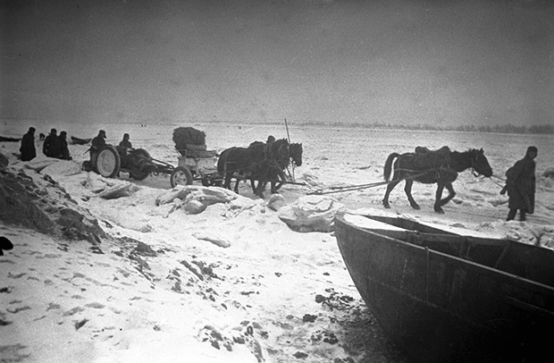 Артиллерия переправляется по льду Волги, декабрь 1942 года
