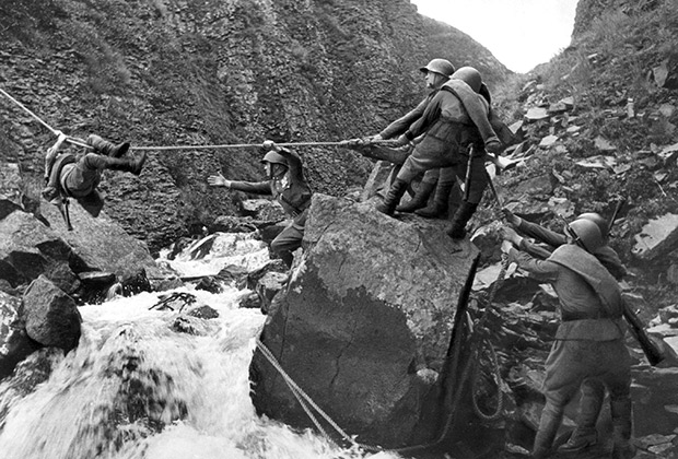 Бои Красной армии и японцев на Халхин-Голе. Переправа бойцов через горную реку, 1939 год.