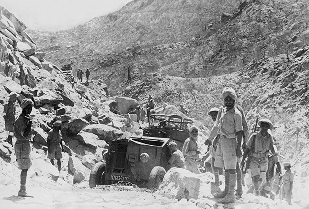 Индийские солдаты в составе английских войск в Эритрее, апрель 1941 года
