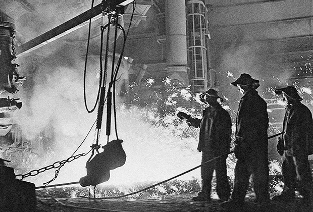 Сталевары во время работы в доменном цехе Кузнецкого металлургического комбината, 1958 год