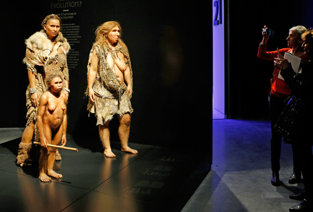 Фигуры неандертальцев в лионском Музее антропологии