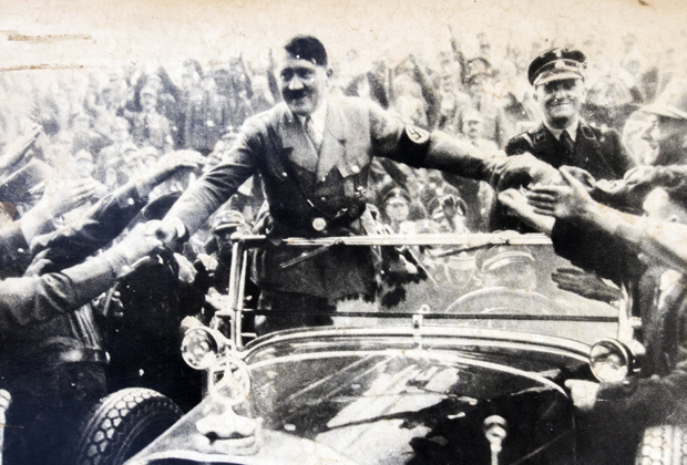 Толпа приветствует Гитлера