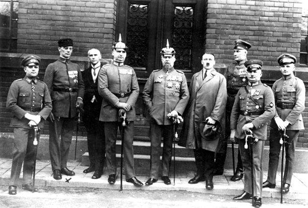 Слева направо: Хайнц Перне, доктор Фридрих Вебер, Вильгельм Фрик, Герман Крибель, Эрих Людендорф, Адольф Гитлер, Эрнст Рем, Вильгельм Брукнер, Роберт Вагнер