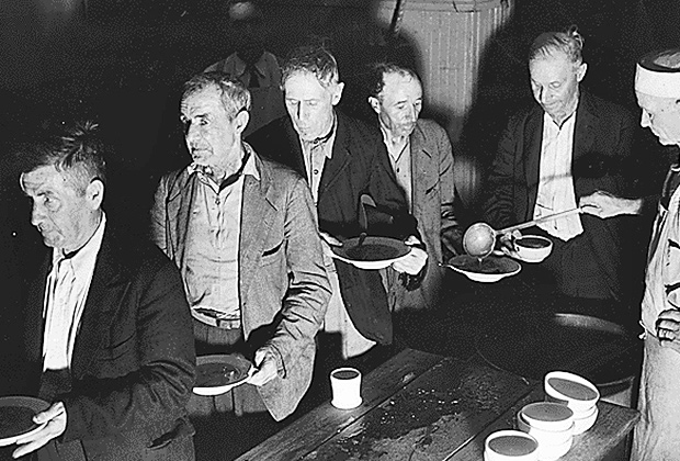 Безработные в очереди за бесплатным супом во время Великой депрессии в США (1936 год) 