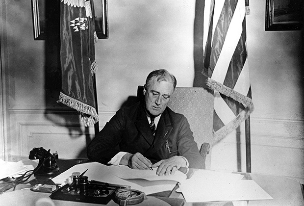 Президент Франклин Делано Рузвельт подписывает закон о чрезвычайной помощи банкам (Emergency Banking Act, 9 марта 1933 года)