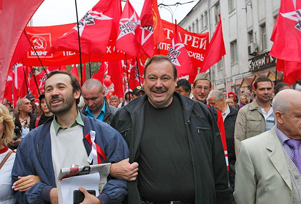 Если Геннадия Гудкова (справа) из Думы выгнали оппоненты, то Пономарева просит на выход собственная партия.