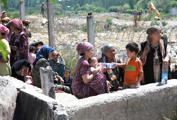 Беженцы из города Ош на границе Киргизии и Узбекистана, 14 июня 2010 года