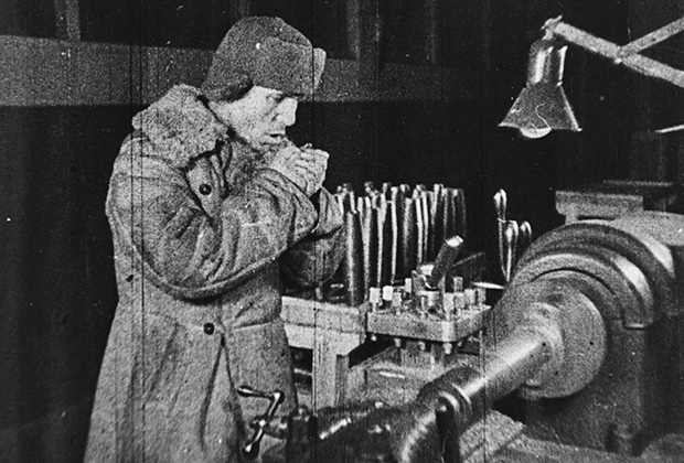 Советский рабочий на заводе, 1942 год