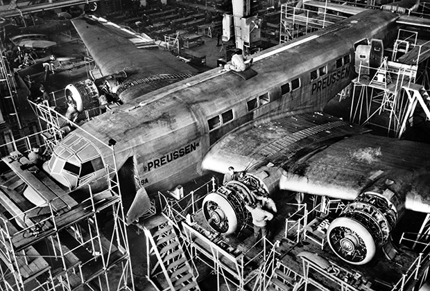 На немецком заводе по производству самолетов «Юнкерс». Модель Ju-90  V2 «Preussen»