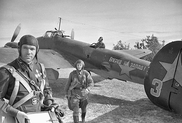 Советские летчики получают предполетное задание. Фронтовой бомбардировщик «Пе-2»