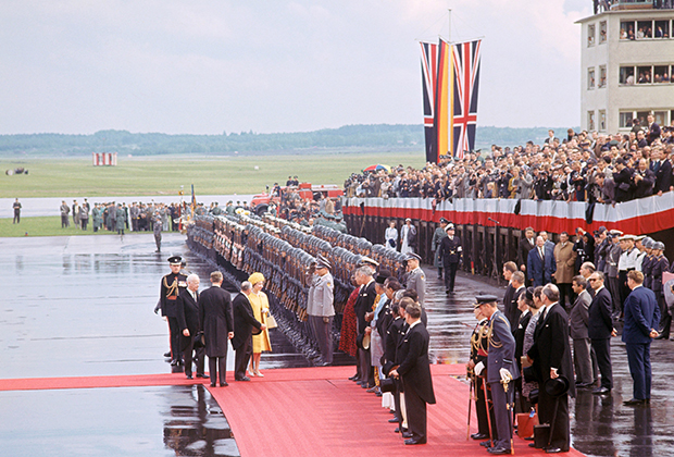 Елизавета II прибывает с государственным визитом в ФРГ (18 мая 1965 года)