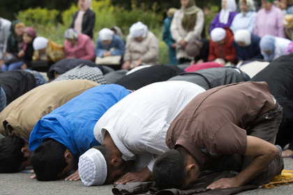Мусульмане на улице у уфимской мечети Ляля Тюльпан во время намаза в день праздника Ураза-байрам