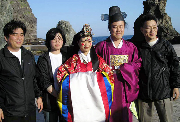 Корейцы в традиционной свадебной одежде